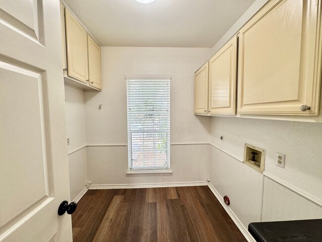 Building Photo - Big 4 Bedroom Home in Stone Oak!