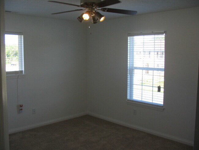 Building Photo - Fishers 4BDRM, 2.5BA home near Hamilton Town Center!