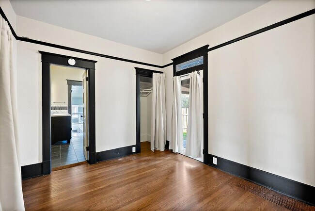 Building Photo - Charming 2-Bed 2-Bath Tacoma Craftsman | S...