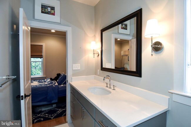 Building Photo - 1540 Levis St NE