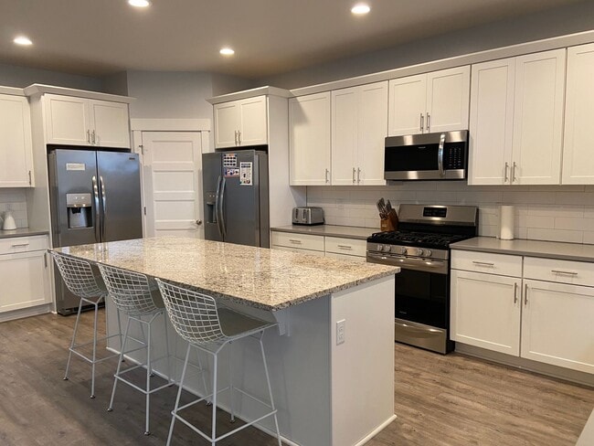 Building Photo - Great Location in Hood River Spacious 5-Bedroom Home with Private Bathrooms & Spacious Open Layout