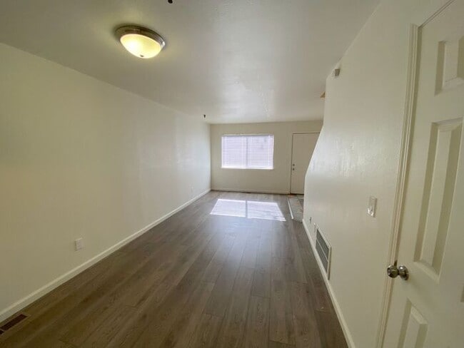 Building Photo - 2 Bedroom Townhouse - Garage/Washer-Dryer ...