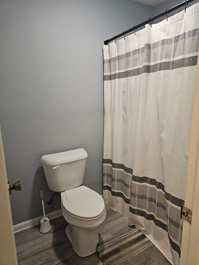 Building Photo - Newly Renovated 2 Bedroom, 2 Bath Condo in Gated Community.