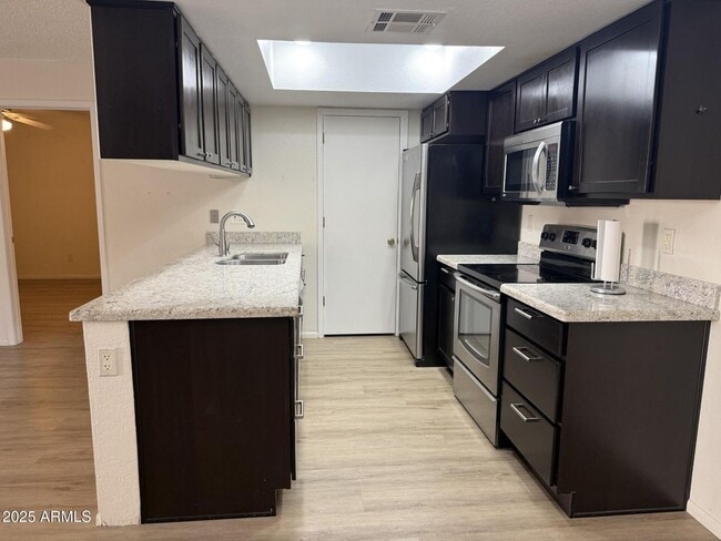 Building Photo - Newly renovated! 2 BED CONDO AT SOSSMAN & MAIN!