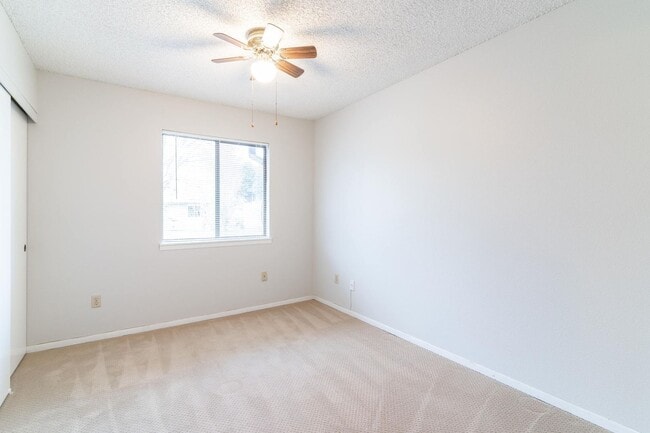 Building Photo - SPACIOUS 3 BEDROOM CONDO! CONVENIENT LOCATION!