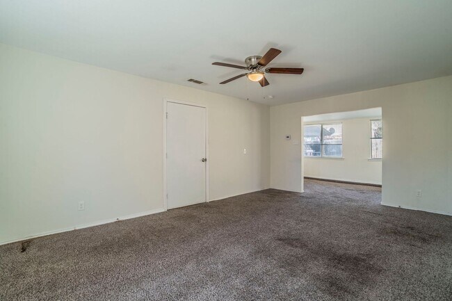 Building Photo - Newly Remodeled & Ready to Move In!