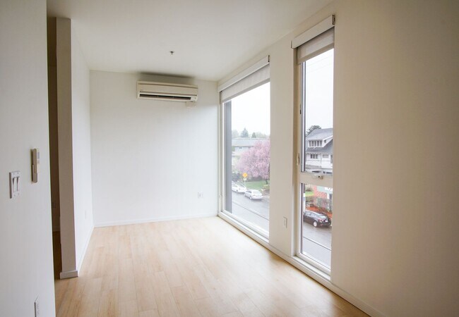 Building Photo - Buckman: Light & Bright 1 Bdr with D/W, A/...