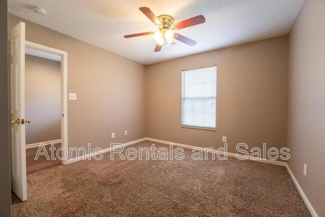 Building Photo - 322 Hawthorne Oaks Way