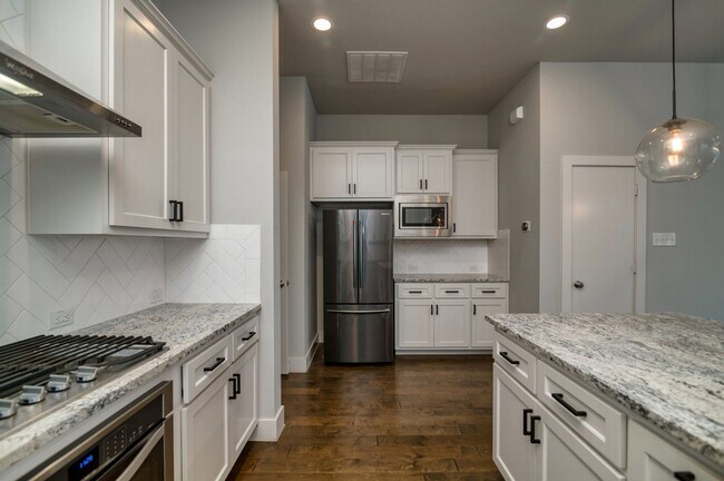 Building Photo - GORGEOUS 3 BEDROOM TOWNHOUSE LOCATED IN FORT WORTH!