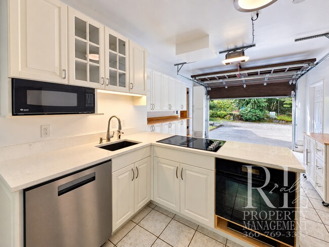 Building Photo - 14444 Sunrise Drive NE