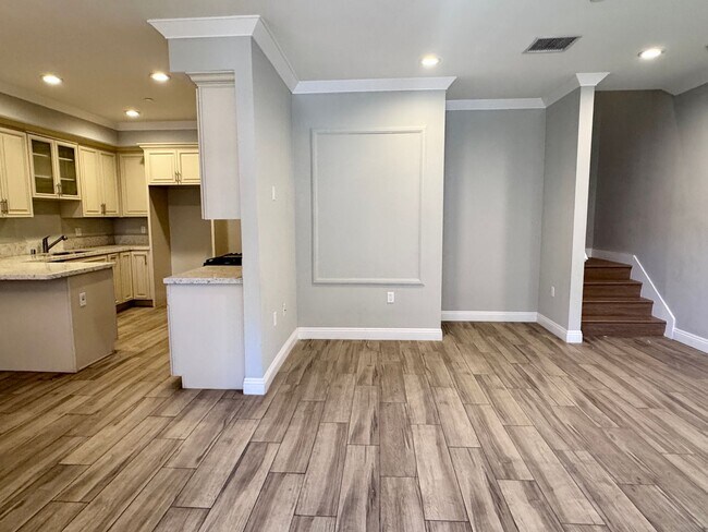 Building Photo - Beautiful remodeled 3 bedroom townhome in ...