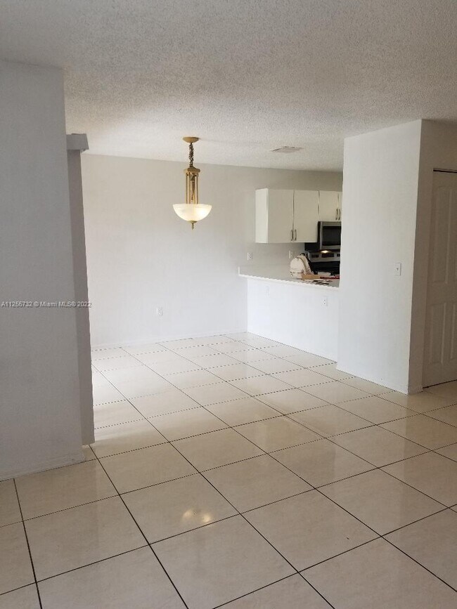 Building Photo - 6225 SW Kendale Lakes Cir