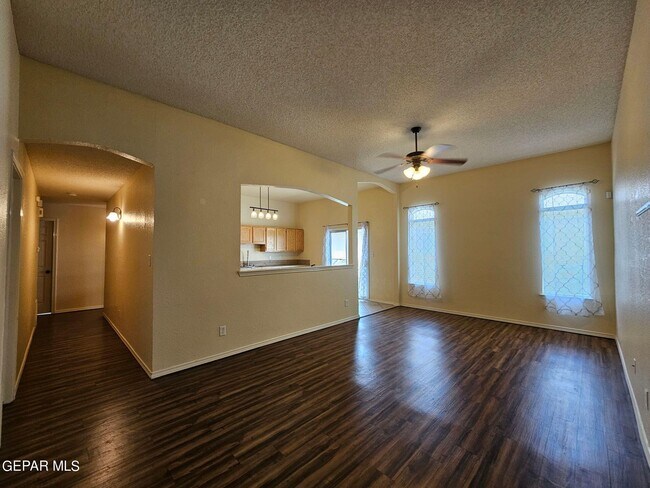 Building Photo - 10909 Northview Dr