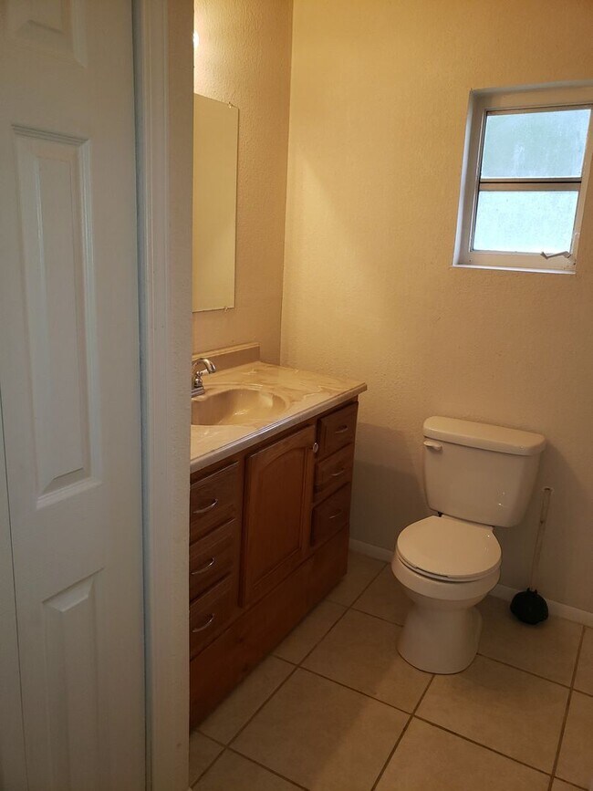 Building Photo - Beautiful 1/1 Centrally Located!!!!