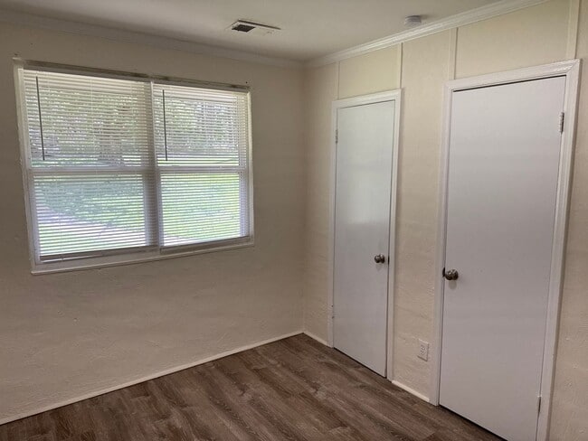 Building Photo - 2 Bed 1 Bath Apartment