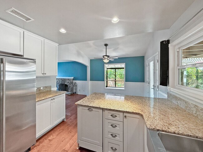 Building Photo - Beautiful 4BD/2BA w/ Attached Garage & Lar...