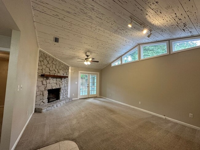 Building Photo - Beautifully maintained 2/1 in Brewster Est...