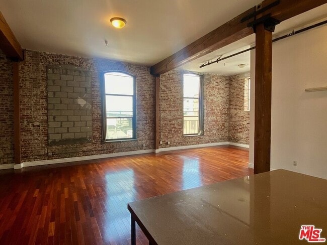 Building Photo - 652 Mateo St