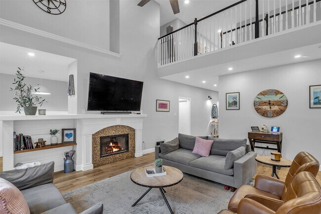 Building Photo - 211 Maple Path Pl