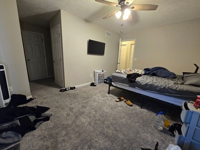 Building Photo - 4 Bedroom Townhome for Rent in Normal!