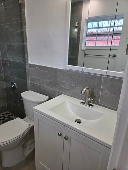 Building Photo - 448 E 40th St
