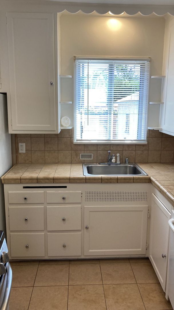 Building Photo - 2212