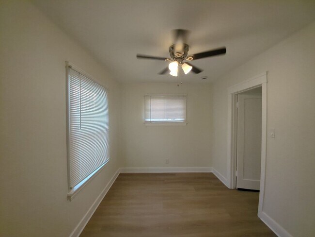 Building Photo - 4215-4217 S Budlong Ave