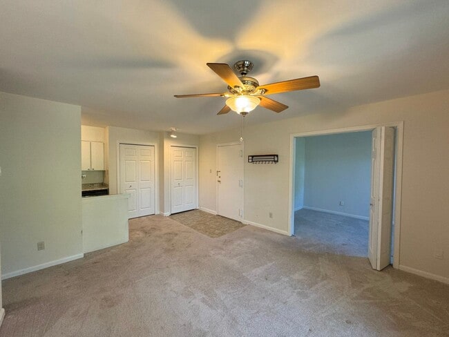 Building Photo - Charming 1 Bed 1 Bath + Den & Balcony In Cardinal Forest - Water Included!