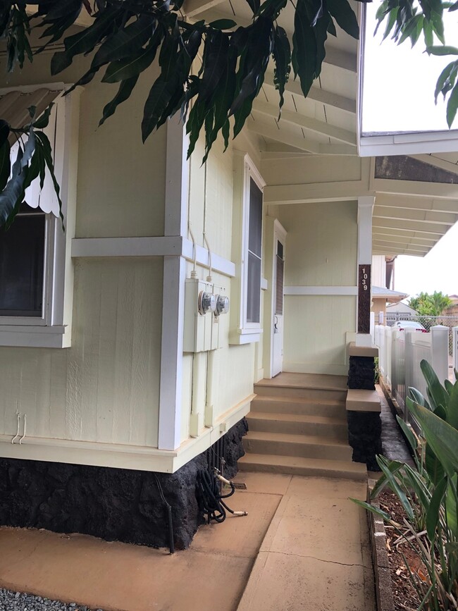 Building Photo - Charming Studio w/ Full Kitchen in Kaimuki!