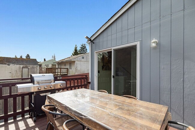 Building Photo - 5924 18th Ave SW