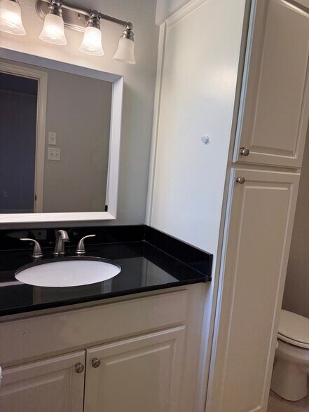 Building Photo - 5 Feldspar Court