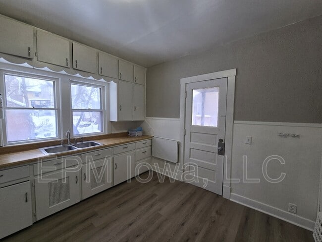 Building Photo - 406 Locust St