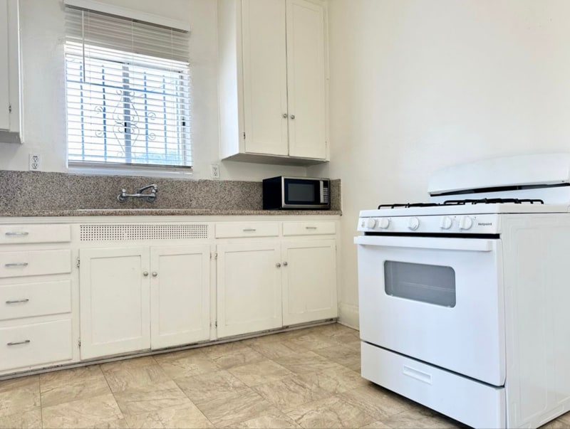 Building Photo - 1016 W 108th St