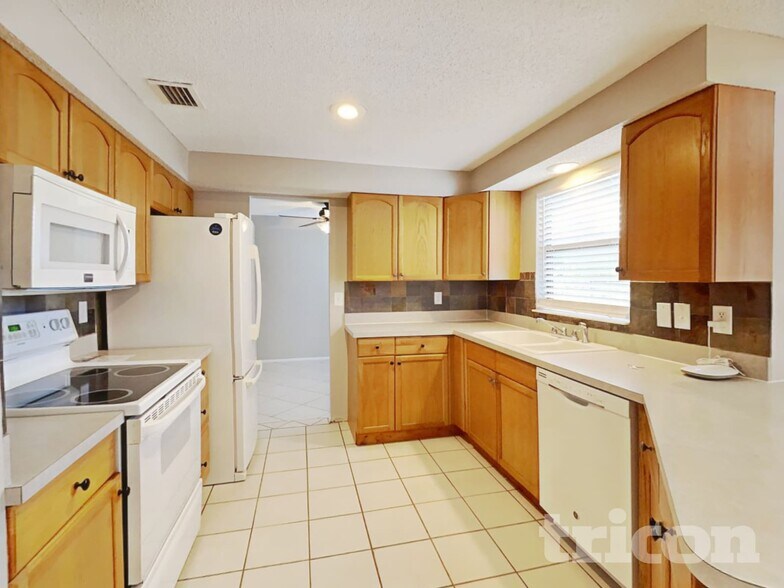 Building Photo - 6101 37th Ave W