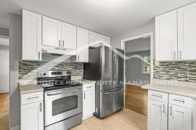 Building Photo - Spacious Home with Washer/Dryer and Fenced Yard