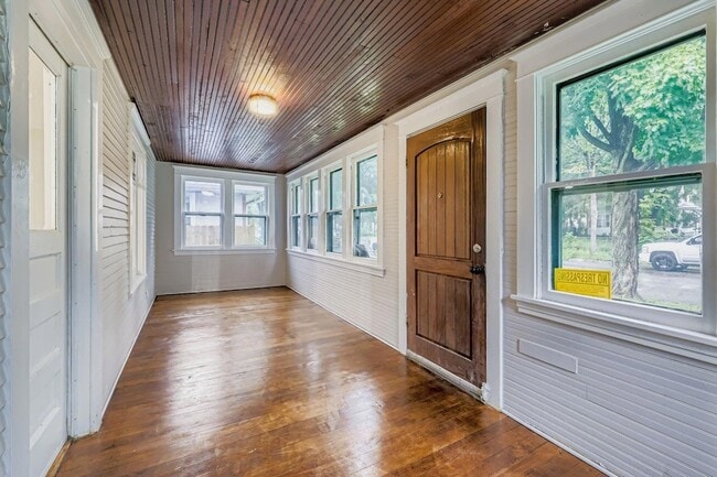 Building Photo - 2939 Russell Ave N