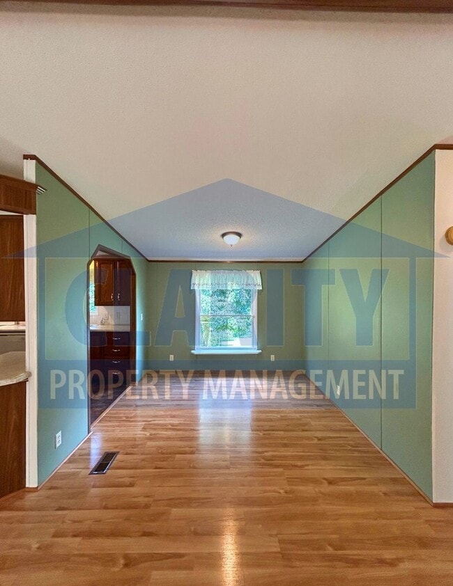 Building Photo - Three bedroom home w/ screened in porch!