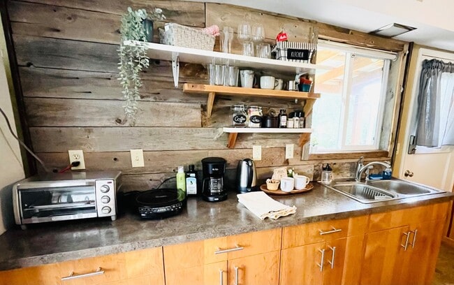 Building Photo - 11352 NE Fargo St