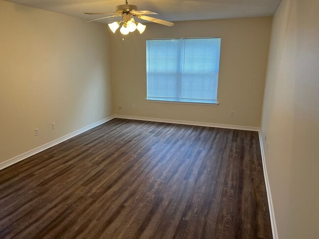Building Photo - Located in the gated community of Parker's...