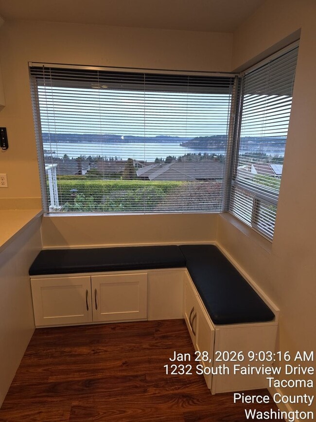 Building Photo - View home North Tacoma - 3 bedroom, 3.5 bathroom, 6 car garage - Available NOW!!!