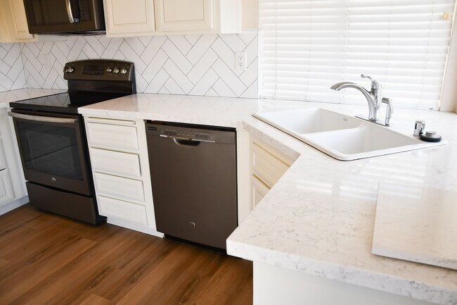 Building Photo - Newly remodeled and updated