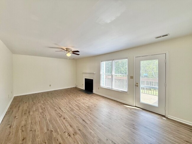 Building Photo - Newly Remodeled 3BD, 2.5BA Townhouse in Ca...