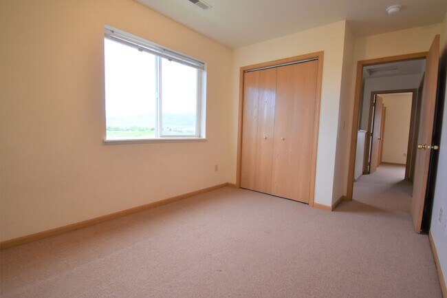 Building Photo - Townhouse-style End unit 3BD, 1.5 BA
