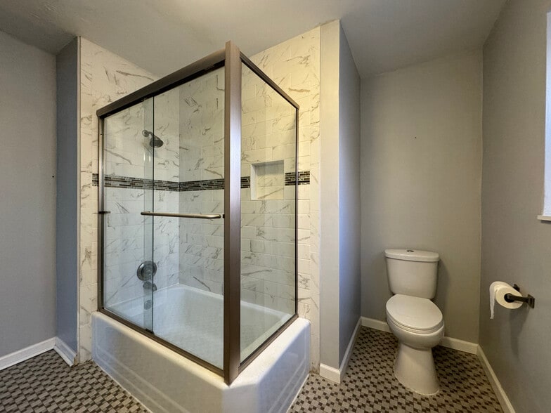 Building Photo - 422 S Hanley Rd