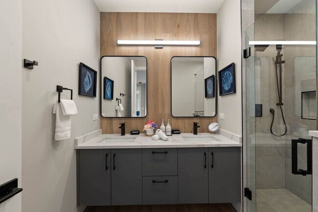 Building Photo - 2344 W Polk St