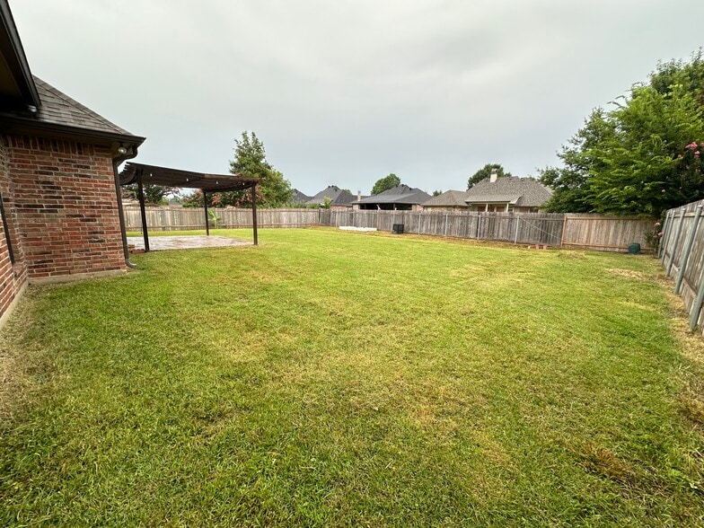 Building Photo - 9427 Milbank Dr