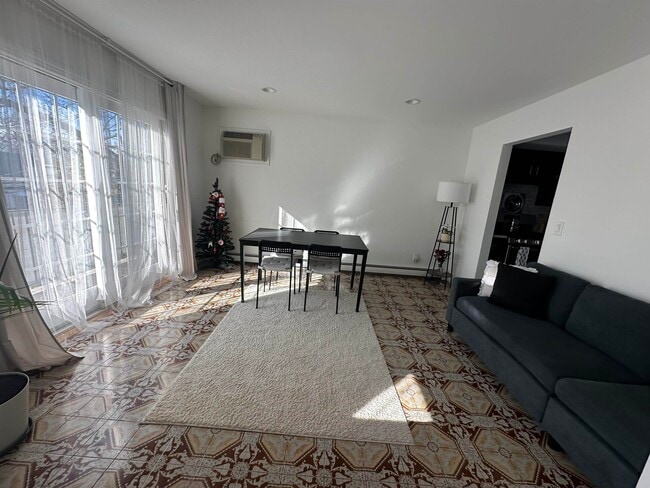 Building Photo - 531 Day Ave