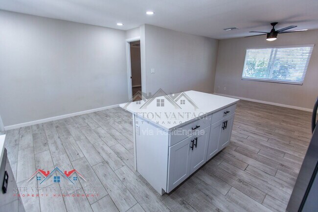 Building Photo - 6415 E Aspen Ave