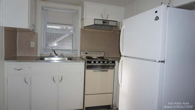 Building Photo - 207 W Henry St