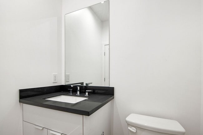 Building Photo - Modern 5 bedroom House for lease in Northr...